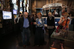 Дмитрий Зимин и Людмила Телень на прогулке по музею