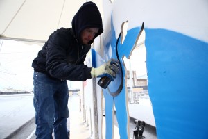 Слава Ptrk создает инсталяцию у Ельцин Центра 