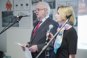 Штефан Кайль, генеральный консул Федеративной Республики Германия в Екатеринбурге и Кристина Смольяниновайте, автор выставки, координатор проектов Гражданского форума ЕС – Россия
