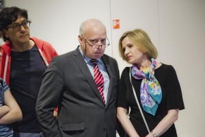 Штефан Кайль, генеральный консул Федеративной Республики Германия в Екатеринбурге и Кристина Смольяниновайте, автор выставки, координатор проектов Гражданского форума ЕС – Россия