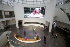 «Президентская площадь». На экране Борис и Наина Ельцины на даче. Из семейного архива