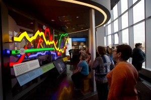 Экспозиция «До и после кризиса», демонстрирующая состояние российской экономики до и после дефолта 1998 г.