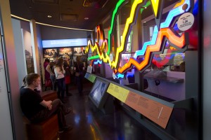 Экспозиция «До и после кризиса», демонстрирующая состояние российской экономики до и после дефолта 1998 г.