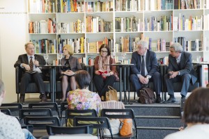 Свен-Олов Карлссон, Юрий Пивоваров, Ирина Щербакова, Ирина Глебова, Никита Соколов на круглом столе «Разные войны»