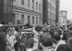 Борис Ельцин направляется на избирательный участок.  Москва. 12 июня 1991 года