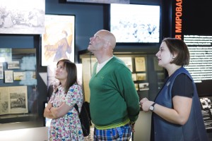 Директор Музея Ельцина Дина Сорокина и музыкант Алексей Кортнев