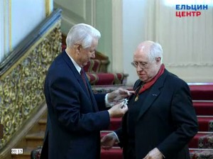 Вручение государственной награды президентом РФ Борисом Ельциным в Георгиевском зале Большого Кремлевского Дворца Народному артисту СССР Мстиславу Ростроповичу