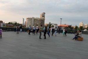 Танцы на площадке у Ельцин Центра