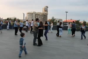 Танцы на площадке у Ельцин Центра