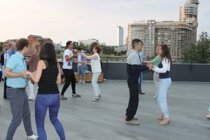 Танцы на площадке у Ельцин Центра