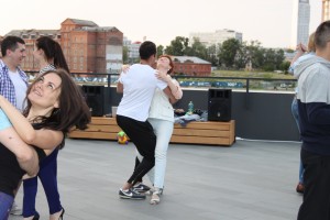 Танцы на площадке у Ельцин Центра