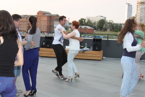 Танцы на площадке у Ельцин Центра