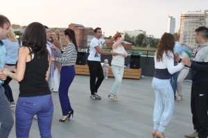 Танцы на площадке у Ельцин Центра