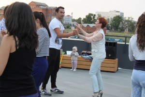 Танцы на площадке у Ельцин Центра