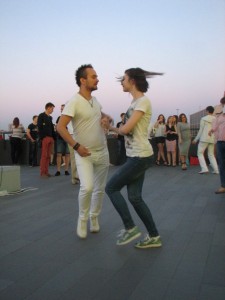 Танцы на площадке у Ельцин Центра