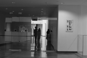 За дверью. Участник фотокросса Юлия Пионтек. Тема: «За кулисами Ельцин Центра»