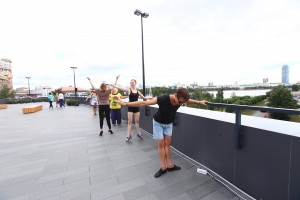 Уроки «ТанцТеатра» на открытой площадке у Ельцин Центра