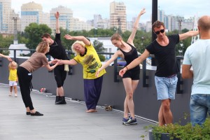 Уроки «ТанцТеатра» на открытой площадке у Ельцин Центра