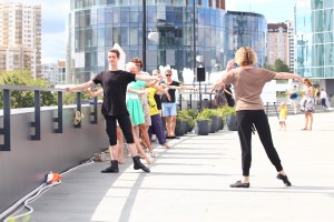 Уроки «ТанцТеатра» на открытой площадке у Ельцин Центра