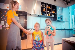 Дети едят мороженое в Ельцин Центре