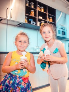 Дети едят мороженое в Ельцин Центре