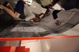 Монтаж фотовыставки «Август 91-го. Люди на площади»