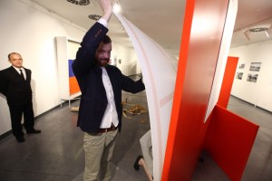 Монтаж фотовыставки «Август 91-го. Люди на площади»