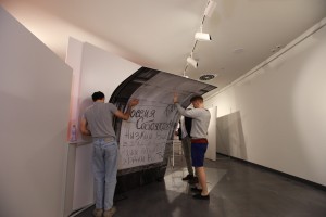 Монтаж фотовыставки «Август 91-го. Люди на площади»