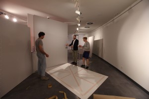 Монтаж фотовыставки «Август 91-го. Люди на площади»