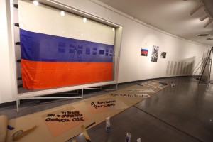 Монтаж фотовыставки «Август 91-го. Люди на площади»