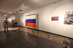 Монтаж фотовыставки «Август 91-го. Люди на площади»