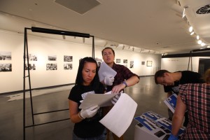 Монтаж фотовыставки «Август 91-го. Люди на площади»