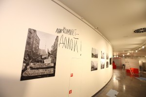 Монтаж фотовыставки «Август 91-го. Люди на площади»