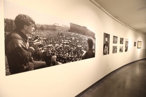 Монтаж фотовыставки «Август 91-го. Люди на площади»