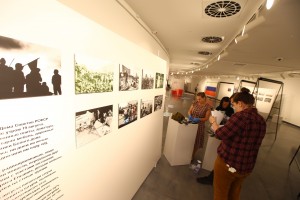 Монтаж фотовыставки «Август 91-го. Люди на площади»