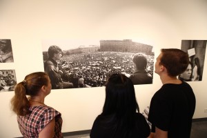 Монтаж фотовыставки «Август 91-го. Люди на площади»