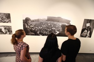 Монтаж фотовыставки «Август 91-го. Люди на площади»