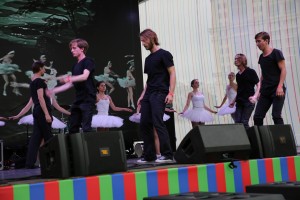 «Лебединое озеро. Время, вперед!». Фестиваль «Остров 1991» – в Москве