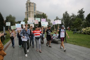 Перформанс «Театра.doc». «Время Август. День второй». Дефиле с лозунгами