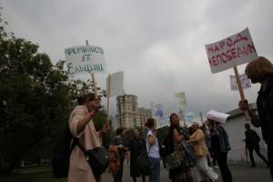 Перформанс «Театра.doc». «Время Август. День второй». Дефиле с лозунгами