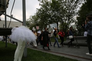 Перформанс «Театра.doc». «Время Август. День второй». Дефиле с лозунгами