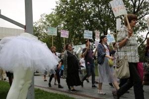 Перформанс «Театра.doc». «Время Август. День второй». Дефиле с лозунгами