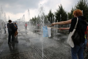 Перформанс «Театра.doc». «Время Август. День второй». Дефиле с лозунгами