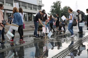 Перформанс «Театра.doc». «Время Август. День второй». Дефиле с лозунгами