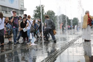 Перформанс «Театра.doc». «Время Август. День второй». Дефиле с лозунгами