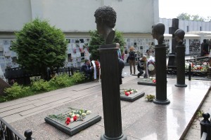 Возложение венков к памятникам погибшим в августе 1991