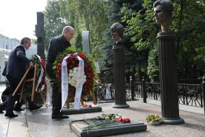 Возложение венков к памятникам погибшим в августе 1991