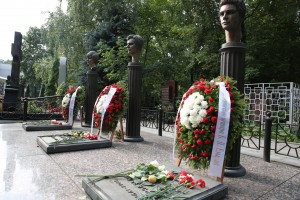 Возложение венков к памятникам погибшим в августе 1991