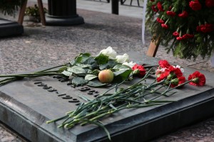 Возложение венков к памятникам погибшим в августе 1991