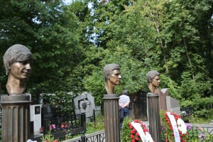 Возложение венков к памятникам погибшим в августе 1991